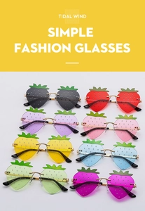 Détail de lunettes de soleil fraise sans monture en huit couleurs avec branches en métal