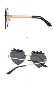 Vue détaillée de lunettes de soleil fraise sans monture avec branches en métal doré