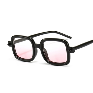 Occhiali da sole quadrati vintage con montatura nera lucida e lenti rosa trasparenti