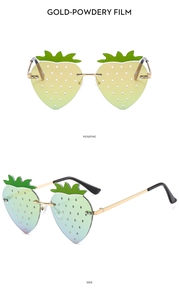 Vues frontale et latérale de lunettes fraise avec verres dégradés et monture en métal doré