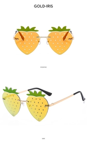 Vues détaillées avant et latérale de lunettes de soleil fraise sans monture avec tiges dorées