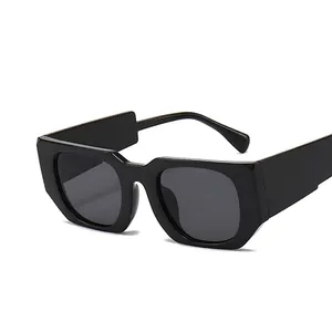 Lunettes de soleil rétro carrées noires avec branches larges, vue d'un angle de 45 degrés