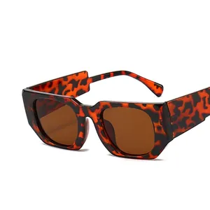 Lunettes de soleil carrées rétro avec monture écaillée et verres bruns, vue latérale