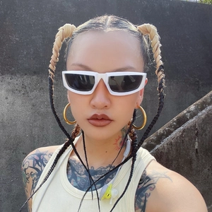 Lunettes de soleil cyclisme Y2K argentées futuristes et boucles d'oreilles créoles dorées