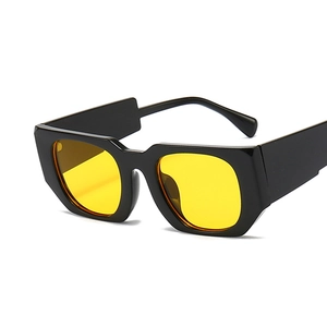 Lunettes de soleil carrées rétro avec monture noire et verres jaunes vue à 45 degrés