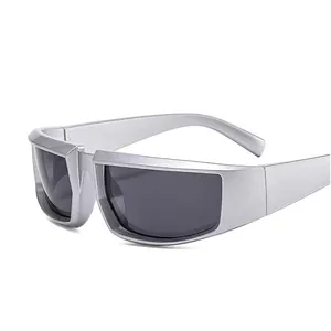 Lunettes de soleil de cyclisme futuristes Y2K argentées avec verres gris et branches larges