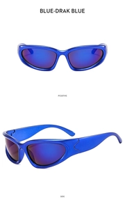 Macro-opname van de blauw gespiegelde Y2K sportzonnebril met een futuristisch montuur