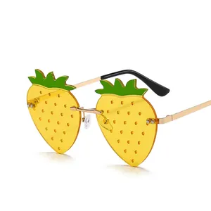 Lunettes de soleil fraise sans monture avec verres jaunes et décorations de feuilles