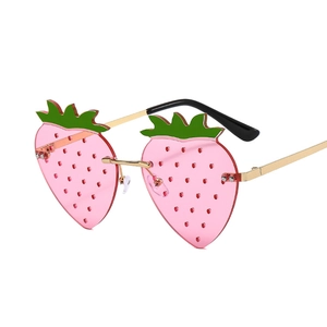 Lunettes de soleil sans monture en forme de fraise avec verres roses et branches dorées