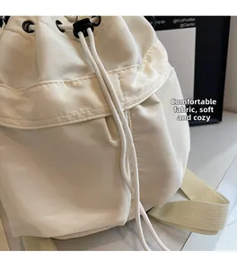 Detailaufnahme des weichen Beutelrucksacks aus cremeweißem Faltenstoff mit Kordelzug