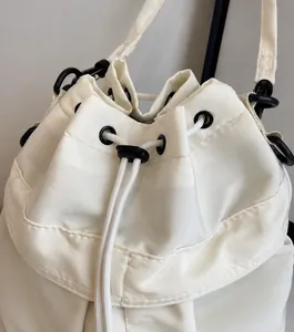 Detailansicht der wasserabweisenden Nylon-Beuteltasche mit praktischem Kordelzug