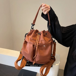 Modischer japanischer Nylon Rucksack in Braun grosse Kapazitaet Freizeit Umhaengetasche
