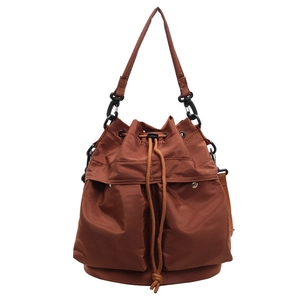Wasserabweisender, karamellbrauner Nylon-Rucksack mit praktischen Fronttaschen
