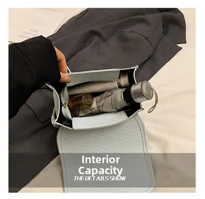 Capacité interne du sac à dos matelassé bleu clair montrant l'espace pour un parapluie