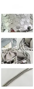 Détails du sac seau à paillettes argentées avec cordon de serrage et chaîne en métal