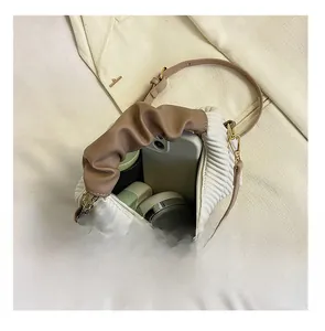 Vue intérieure du sac plissé montrant la capacité pour téléphone et cosmétiques