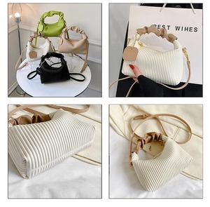 Détails de sac à main plissé élégant avec boucle dorée et poignée style nuage