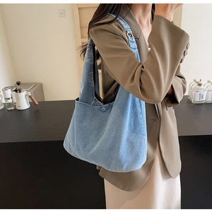 Détail du sac cabas en jean bleu avec broderie de roses blanches et style décontracté