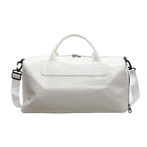 Detalle de una bolsa de viaje grande de cuero sintético blanco con correa y asas largas