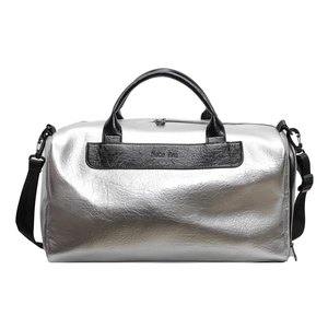 Bolso de deporte plateado metalizado con asas de cuero negro y correa ajustable