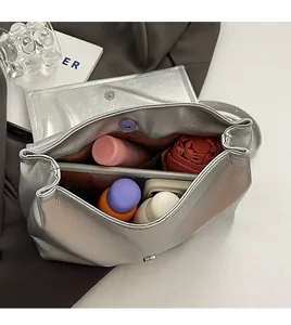 Borsa a secchiello metallizzata argento con ampio spazio interno pieno di accessori