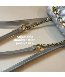 Détail du sac en cuir matelassé argenté avec bandoulière réglable en chaîne dorée