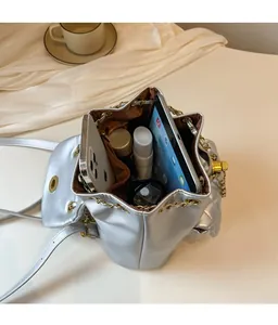 Vue intérieure montrant la grande capacité de stockage du sac à dos seau argenté matelassé