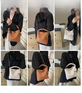 Vues détaillées du sac seau tressé porté par un mannequin en marron et blanc crème