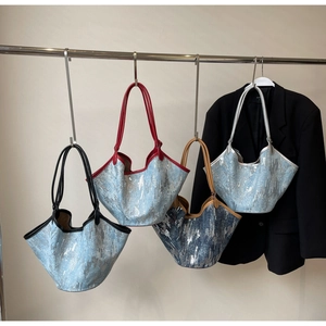 Detailansicht großer Glitzer-Canvas-Totes mit Wellenrand und bunten Trägern