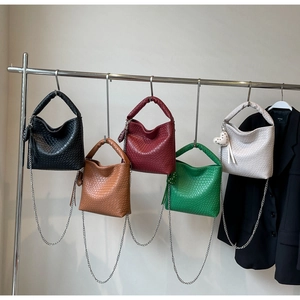 Gros plan détaillé de la texture en cuir tressé de sacs hobo en cinq coloris