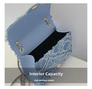 Détails de l'espace intérieur et du tissu denim matelassé du sac à bandoulière à chaîne