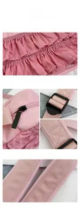 Details der rosa Umhängetasche mit Rüschendesign und verstellbarem Schultergurt
