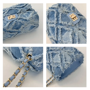 Détails du sac bandoulière en denim matelassé avec fermoir doré et bords effilochés