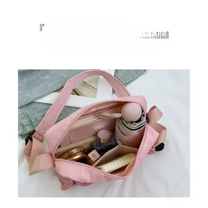 Innenansicht der rosa gefalteten Tasche mit großem Fassungsvermögen und Fächern
