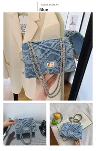 Détail du sac à bandoulière en denim bleu avec texture matelassée et chaîne dorée