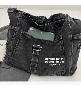 Detail der strapazierfähigen Jeanstasche am Shopper, passend für ein großes Tablet PC