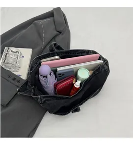 Draufsicht auf die große Kapazität der Denim-Tragetasche mit Laptop und Regenschirm