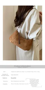 Vue détaillée du sac croissant en daim marron avec dimensions et bandoulière réglable