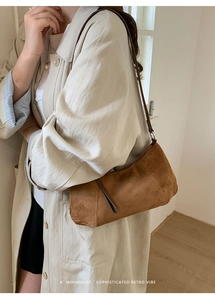 Vue latérale d'un sac hobo léopard vintage avec finition en daim sur un modèle