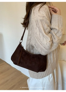 Détail du sac hobo en daim marron mettant en valeur la texture rétro et l'anneau métal