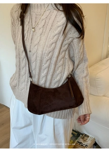Gros plan d'un sac hobo minimaliste en daim marron avec bandoulière réglable élégante