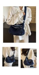 Viste dettagliate di una borsa a tracolla in denim blu scuro con più scomparti con cerniera