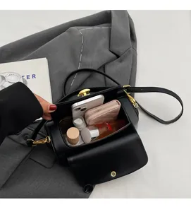Vue intérieure montrant la grande capacité de ce sac à bandoulière noir minimaliste