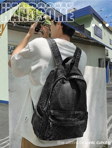 Rückansicht eines lässigen Denim-Rucksacks im Used-Look für Schule und Alltag