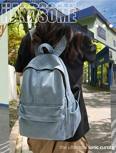 Rückansicht eines lässigen hellblauen Jeans-Rucksacks mit großem Fassungsvermögen.