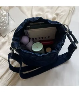 Draufsicht der blauen Denim-Beuteltasche mit großem Stauraum für den täglichen Bedarf