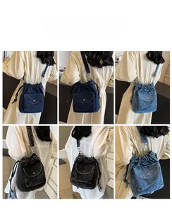 Detailansicht der Denim-Beuteltasche mit Kordelzug und Vordertasche mit Magnetverschluss