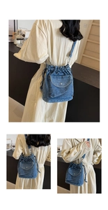 Nahaufnahme der blauen Denim-Beuteltasche mit Kordelzug, Trageriemen und aufgesetzter Tasche