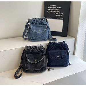 Detailansicht von Denim-Tunnelzug-Beuteltaschen in Hellblau, Dunkelblau und Anthrazit