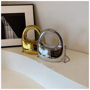 Eleganti pochette in acrilico oro e argento con tracolle a catena in esposizione
